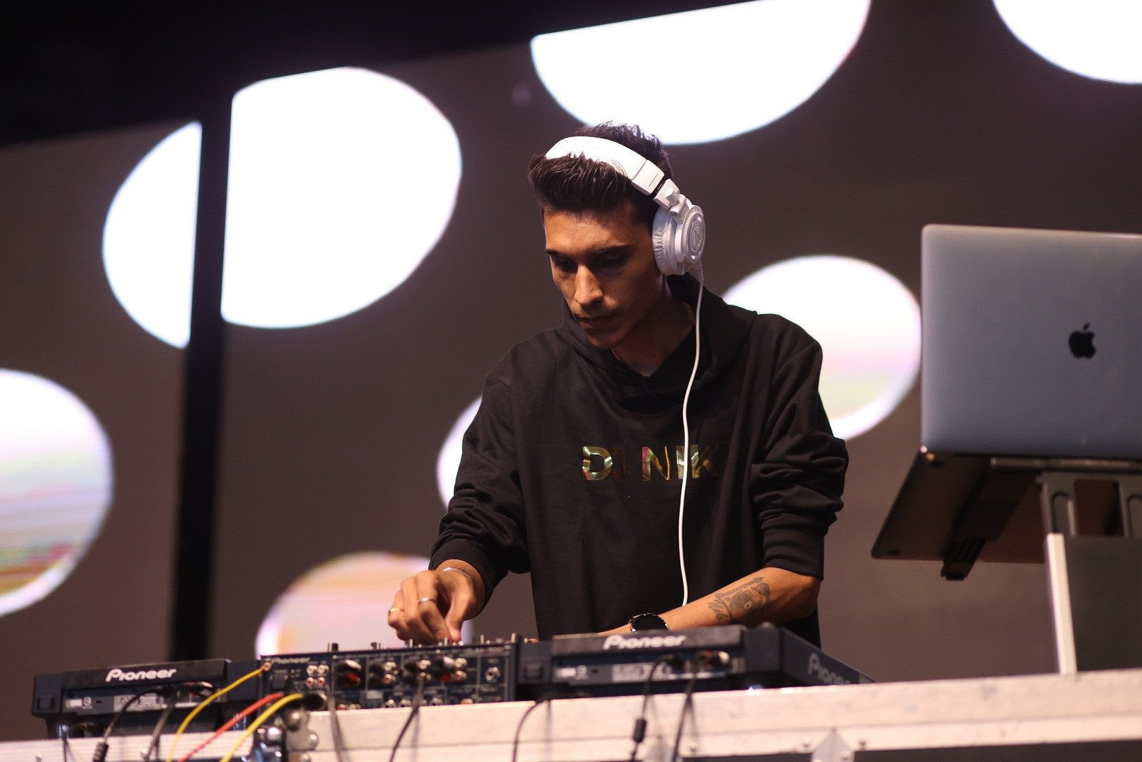VDJ NIK live performance